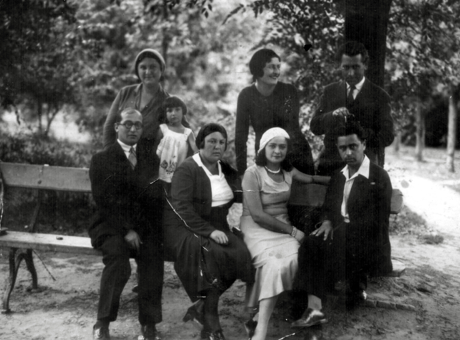 Сарра Шпитальник с родителями и их друзьями (1930)